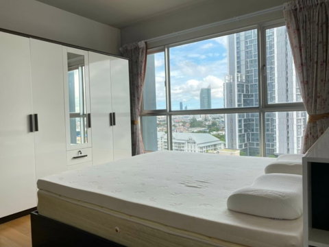 P-106154 🔥 ขายคอนโดติด BTS! Hive Sathorn (49 ตร.ม.) ชั้น 16 วิวเมืองสวย ห้องใหญ่ พร้อมเครื่องซักผ้า : BTS กรุงธนบุรี Line: @easythaihome 085-592-2897