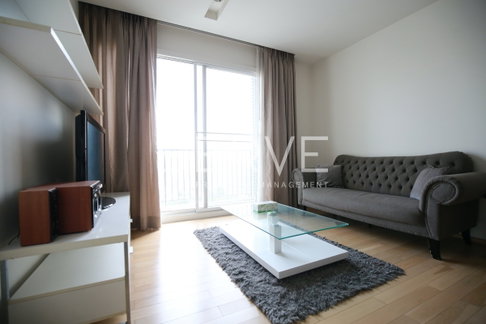 Good View and Good Location 2 Beds with Bathtub High Fl. 20+  Close to BTS Thong Lo 150 m. at Siri at Sukhumvit Condo /For Rent