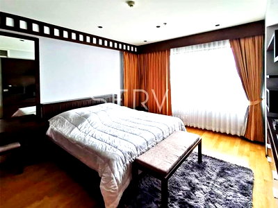 Condos for sale : 1 Bed 1 Bath with Bathtub Fully furnished Good Location BTS Phrom Phong 800 m. At Condo The Emporio Place / Condo For Sale