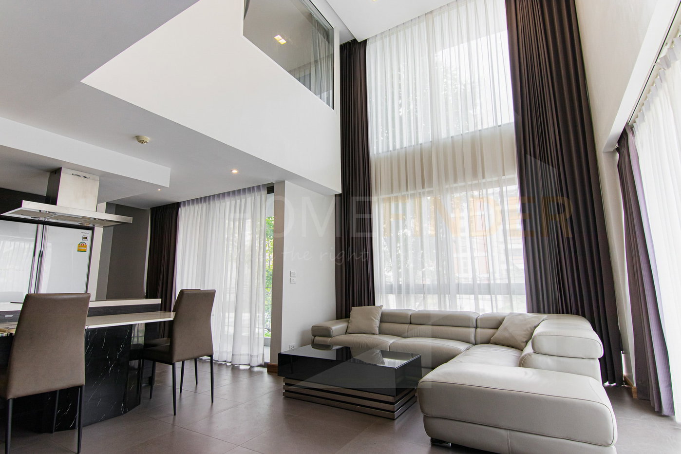 picture Downtown 49 3 bedrooms, for rent - 1/8