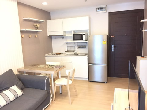 ห้องพร้อม สวย สะอาด ให้ เช่า Thru Thonglor 1B1B LineID : @RizzEstate (มี@ข้างหน้า)