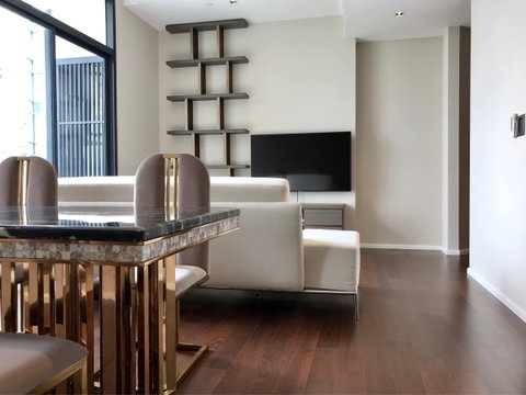 The Diplomat 39, for Rent Big 2 Bedrooms, 92 sqm, high floor, separated kitchen, only 2 minutes walk to BTS Phrom Phong Station