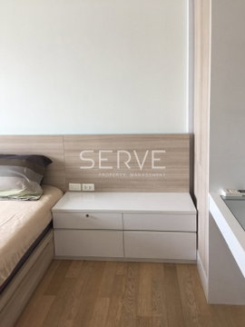 Large Room 1 Bed with Bathtub 50.91 sq.m. Good Location Close to BTS Phrom Phong 200 m. at Noble Refine Condo / For Rent
