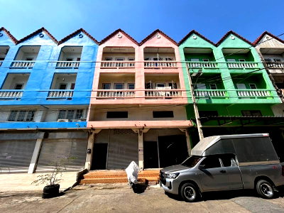 Shophouses for rent Nonthaburi : 3.5 Storey Commercial building, Chittakan Villa, Bang Yai, 150 meters from Kanchanaphisek Road, near Central Westgate.