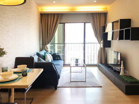 Large Room 1 Bed with Bathtub Close to BTS Phrom Phong 200 m. at Noble Refine Condo / For Rent