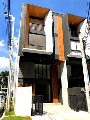 ทาวน์โฮม กรุงเทพมหานคร : ทาวน์โฮม 3 ชั้นครึ่ง พื้นที่ 21.6 ตารางวา ชิเซน พัฒนาการ 32 (Shizen Phatthanakan 32)
