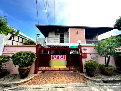Houses for sale Watthana : LTHC9781 – House FOR SALE in Pridi 42 3 beds 3 baths size 79 sq.w. Near BTS Phakanong Station ONLY 24 MB