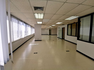 Office for rent DONKI Mall Thonglor   : Office for rent 42 Tower  Size  210 sqm.