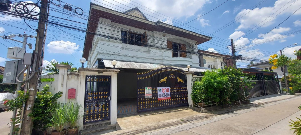ขายบ้านเดี่ยว 2 ชั้น **(หลังมุม) เสนานิคม 1 พหลโยธิน เนื้อที่ 80 ตร.ว (เป็นบ้านสร้างเอง) สภาพดี พร้อมอยู่ เฟอร์นิเจอร์บิวท์อินไม้สักทั้งหลัง