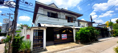 บ้านเดี่ยว ม.เกษตรศาสตร์ : ขายบ้านเดี่ยว 2 ชั้น **(หลังมุม) เสนานิคม 1 พหลโยธิน เนื้อที่ 80 ตร.ว (เป็นบ้านสร้างเอง) สภาพดี พร้อมอยู่  เฟอร์นิเจอร์บิวท์อินไม้สักทั้งหลัง 
