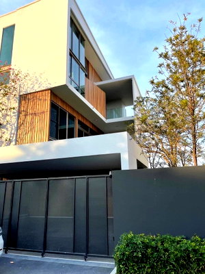 บ้านเดี่ยวให้เช่า : LTH9902 – House FOR RENT in Rama9 3 beds 4 baths Size 72 Sq.W. Near ARL Hua Mak stations ONLY 220k/month