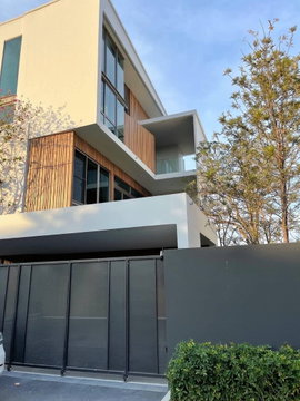 LTH9902 – House FOR RENT in Rama9 3 beds 4 baths Size 72 Sq.W. Near ARL Hua Mak stations ONLY 220k/month