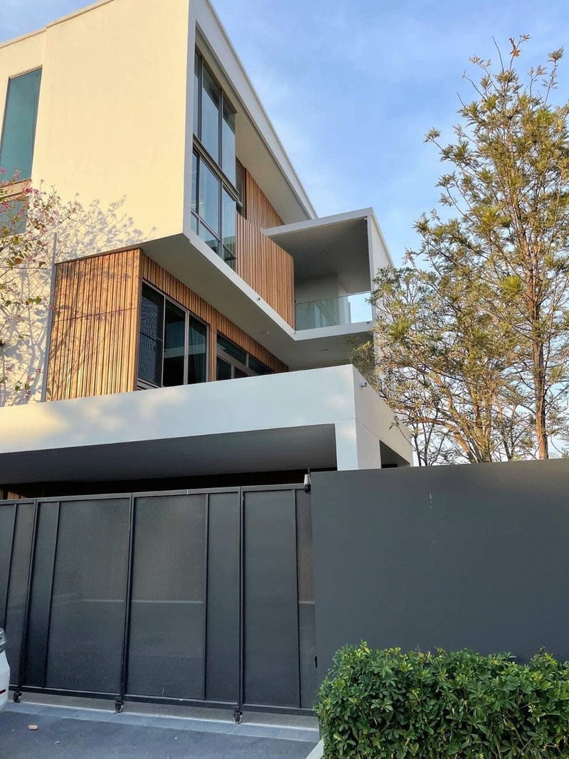 Houses for rent : LTH9902 – House FOR RENT in Rama9 3 beds 4 baths Size 72 Sq.W. Near ARL Hua Mak stations ONLY 220k/month