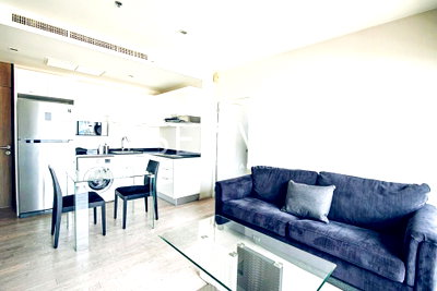 Condos for sale :  Sell with Tenant 1 Bed 1 Bath with Bathtub High Fl. 20+ Good Location BTS Thong Lo 2.1 km. @  Noble Solo