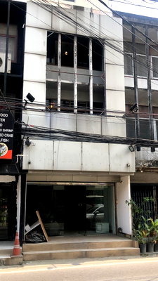 เช่าพื้นที่ขายของ เขตวัฒนา : LTHC10015 – Commercial FOR RENT in Sukhumvit 49 size 240 Sq. m. Near BTS Thonglo Station ONLY 200K/Month