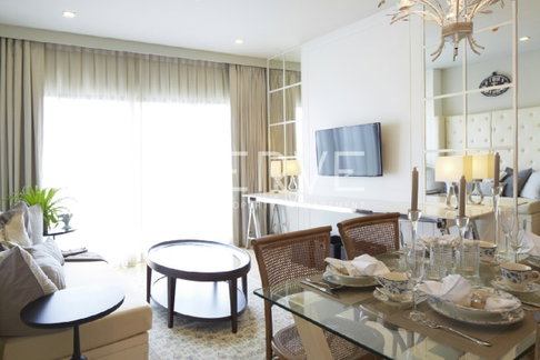 Corner Room 1 Bed with Bathtub High Fl. 15+ Good Location BTS Phrom Phong 200 m. at Noble Refine Condo / For Rent