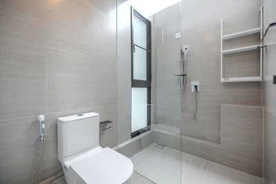 บ้านเดี่ยวให้เช่า : LTHC10097 – House FOR RENT in rama 9 4 beds 5 baths size 119 sq.w. Near ARL Ban Thap Chang Station ONLY 450k/Month