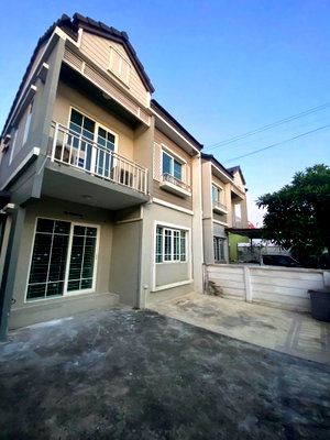 Twin houses for sale Nonthaburi : A66- 018 Semi-detached house for sale Areeya The Color Kanchanaphisek-Ratchapruek. The house is ready to move in. Completed kitchen addition