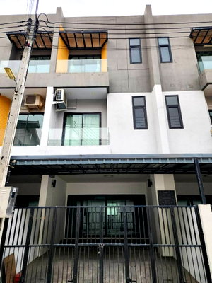 Townhouses for sale Suan Phak 48 : Modern TownHouse for Sale ,Near Makro Nongprateep 1 km. . Near Bangkok Chiangmai Hospital.
