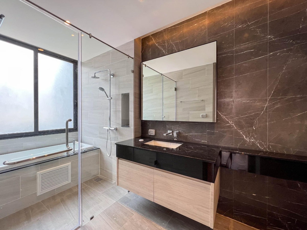 picture LTHC10124 – Luxury House FOR SALE in Sathorn size 60 sq.w. 5 beds 4 baths Near MRT Khlong Toei Station ONLY 68 MB - 3/11