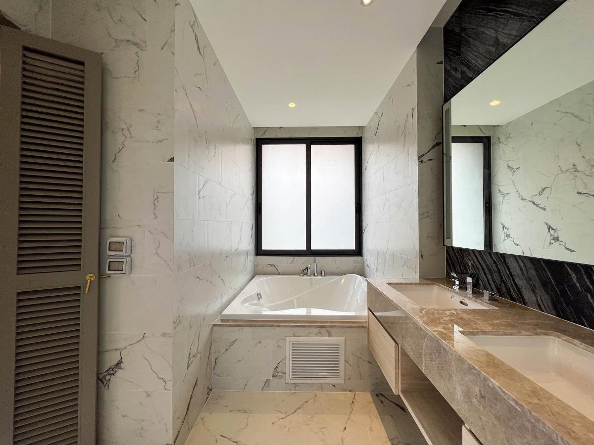picture LTHC10124 – Luxury House FOR SALE in Sathorn size 60 sq.w. 5 beds 4 baths Near MRT Khlong Toei Station ONLY 68 MB - 10/11