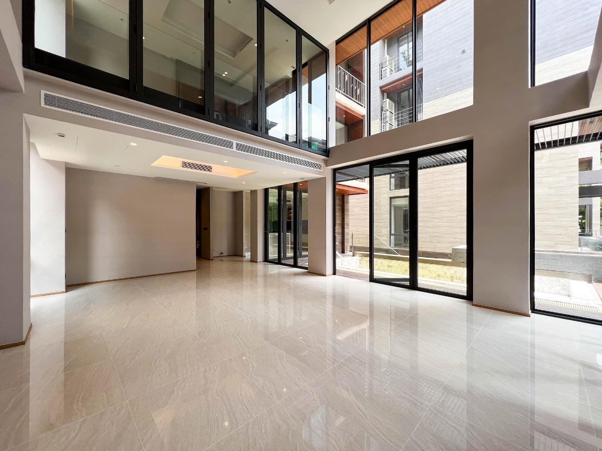 picture LTHC10124 – Luxury House FOR SALE in Sathorn size 60 sq.w. 5 beds 4 baths Near MRT Khlong Toei Station ONLY 68 MB - 7/11