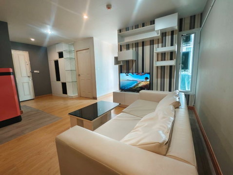 Room for Rent Double-Bed, 2Bathrooms 60sqm. corner room! 250Baht/sqm.