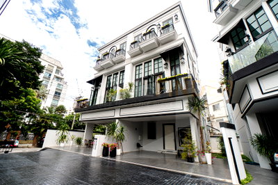 Houses for sale Watthana : Maison Blanche Sukhumvit 67 4 bedrooms, for sale