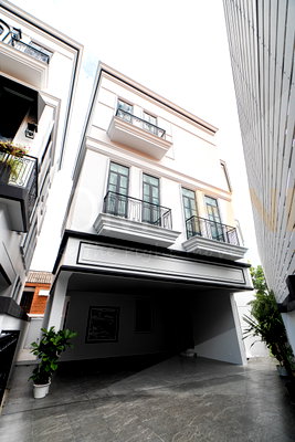 Houses for sale Watthana : Maison Blanche Sukhumvit 67 4 bedrooms, for sale