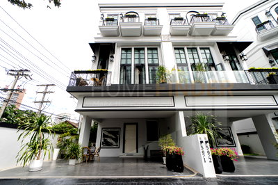 Houses for sale Watthana : Maison Blanche Sukhumvit 67 3 bedrooms, for sale