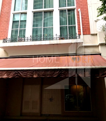 ทาวน์โฮม ดองกิ มอลล์ ทองหล่อ   : Baan Klangkrung Thonglor 4 bedrooms, for sale