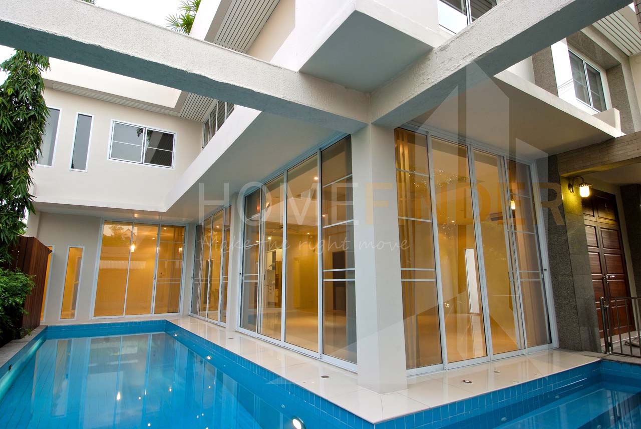 รูป Single House with private pool in Thong Lor 4 bedrooms, for rent - รูปที่ 1/8