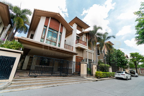 Baan Sansiri Sukhumvit 67 - 4 bedroom House with swimming pool in Sukhumvit, Bangkok 4 bedrooms, for sale