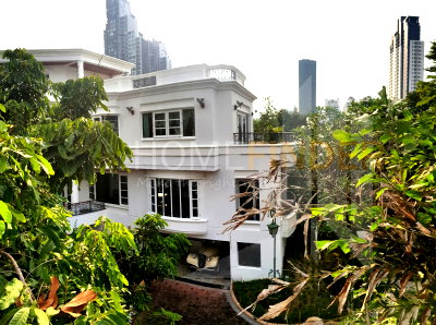 เช่าบ้านเดี่ยว วิทยาลัยพณิชยการบางนา : House Sukhumvit 61 with English Garden, Pool, 2 Parking Spots 5 bedrooms, for rent
