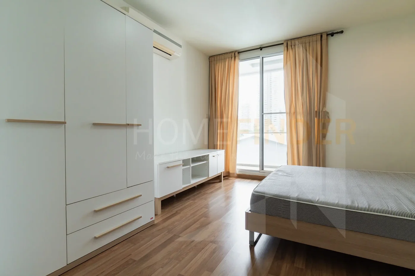 picture Y.O. Place 3 bedrooms, for rent - 14/16