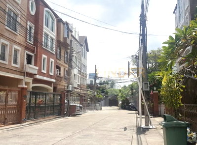 Townhouses for rent : Yenakard Residence 4 bedrooms, for rent
