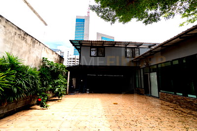 เช่าบ้านเดี่ยว ดิ เอ็มควอเทียร์ : House in Rama 4, Big garden, 6 parking spots 2 bedrooms, for rent