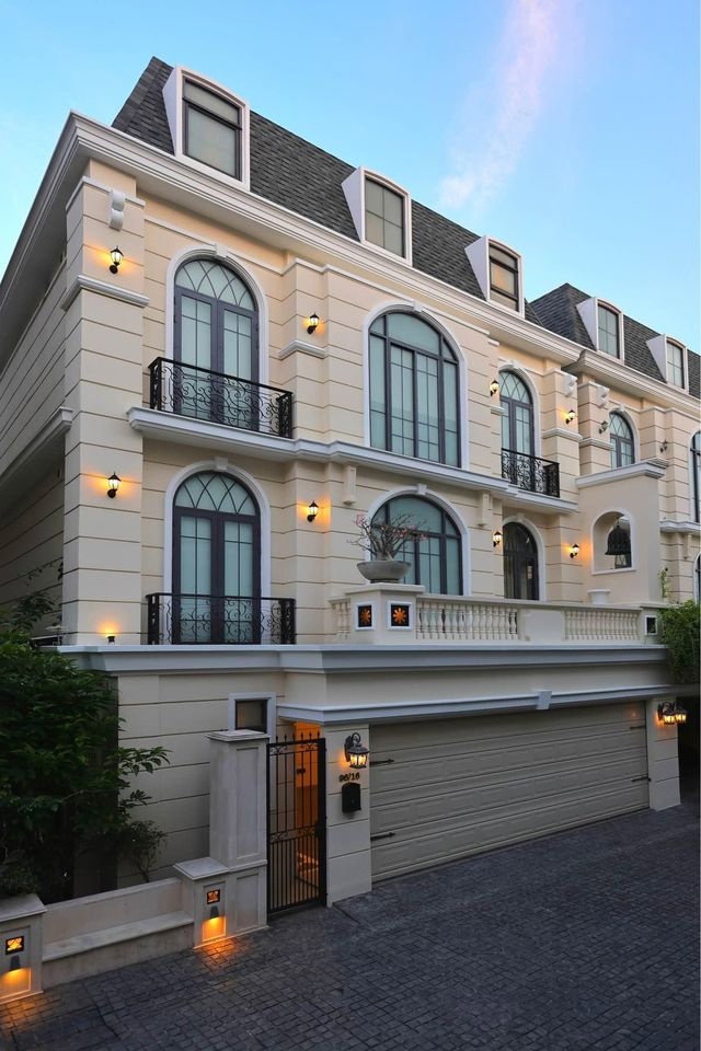 Houses for sale : For sale 🔥🔥 Luxury house, 4 bedrooms, built-ins throughout, The Boulevard Ekkamai, 500 sq m. ✅ near Emporium and EmQuartier