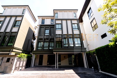 Houses for sale Watthana : Lavista Prestige Village Ekkamai 10 3 bedrooms, for sale