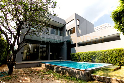 เช่าบ้านเดี่ยว ดิ เอ็มควอเทียร์ : Single House Thonglor 4 Bedrooms with Private Pool 4 bedrooms, for rent