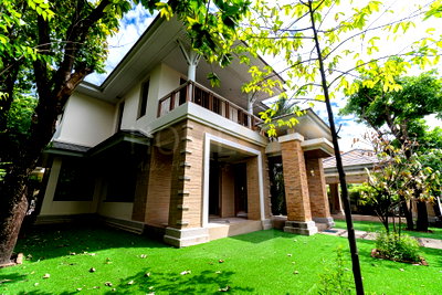 บ้านเดี่ยวให้เช่า : Narasiri Pattanakarn, Bangkok 5 bedroom house with big Big Garden 5 bedrooms, for rent