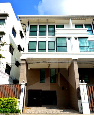 เช่าทาวน์โฮม วัน แบงค็อก   : Townhouse Soi Narathiwas 4 bedrooms, for rent