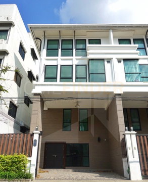 Townhouse Soi Narathiwas 4 bedrooms, for rent
