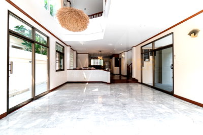 เช่าบ้านเดี่ยว วัน แบงค็อก   : 5 bedroom house for rent 85,000 baht Sukhumvit, Bangkok - 5 bed Nana house for rent 5 bedrooms, for rent