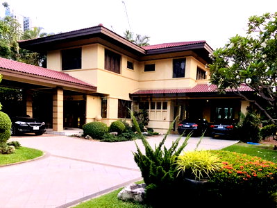เช่าบ้านเดี่ยว วิทยาลัยพณิชยการบางนา : Lakeside Villa 1 - Large house in Bang Na with swimming pool 4 bedrooms, for rent