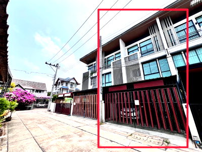 ทาวน์โฮม ถนนสังคมสงเคราะห์ : ขายด่วน‼️ ทาวน์โฮม 3 ชั้น พื้นที่ 20 วา ขนาด 3 นอน 3 น้ำ จอดรถได้ 2 คัน ลาดพร้าว โชคชัย 4 ซอย 18