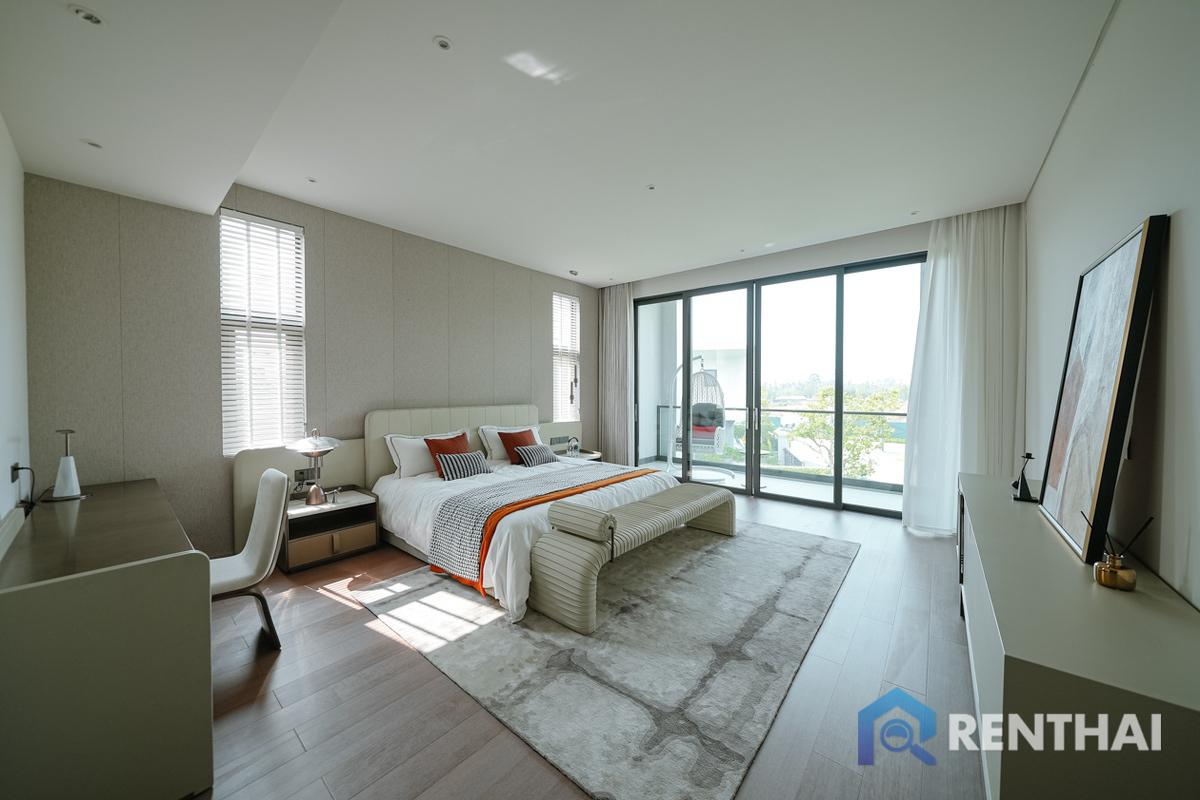 picture This Large Luxury Villa Could  Be Your Dream Home! - 19/25