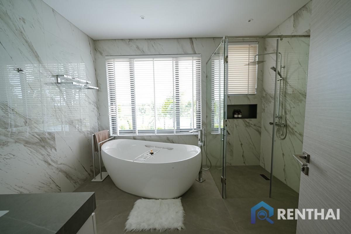 picture This Large Luxury Villa Could  Be Your Dream Home! - 13/25