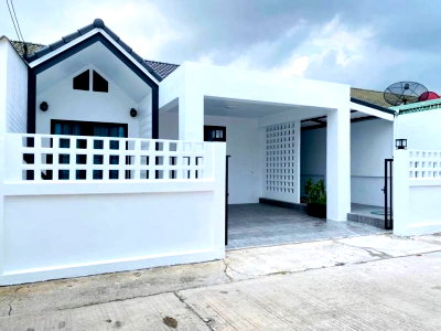 Twin houses for sale Kasetsart University Si Racha Campus : Second-hand semi-detached house in Sriracha, cheap price, newly renovated, nine-kilometre zone.