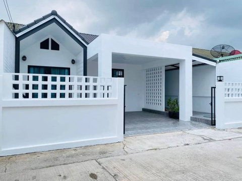 บ้านแฝดมือสองศรีราชา ราคาถูก รีโนเวทใหม่ โซนเก้ากิโล